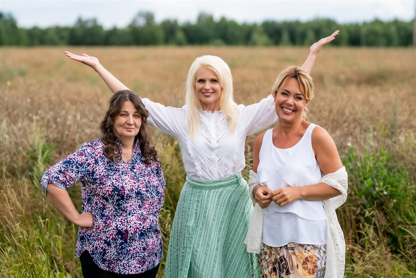 Hing Fekeli koos kahe naisega põllu ääres